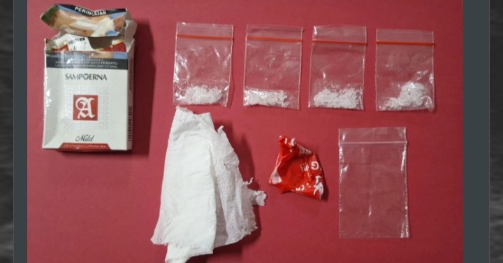 Barang bukti berupa bekas bungkus rokok yang  di dalamnya terdapat empat paket sabu dalam plastik klip bening ukuran kecil dan tisu putih yang dibawa kurir narkotika jenis sabu.