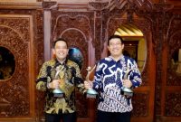 Direktur Keuangan dan Manajemen Risiko PT Solusi Bangun Indonesia Tbk, Asruddin (kiri), Direktur Operasi bersama, Edi Sarwono (kanan), menerima 3 PROPER Hijau 2025 dari Kementerian Lingkungan Hidup Republik Indonesia di Sasono Langen Budoyo, Taman Mini Indonesia Indah, Jakarta, Selasa (7/4).