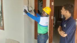 Petugas PLN melakukan proses penambahan daya di rumah Alfonso, warga Banyumanik, semarang.
