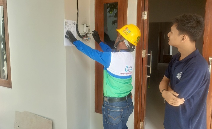 Petugas PLN melakukan proses penambahan daya di rumah Alfonso, warga Banyumanik, semarang.