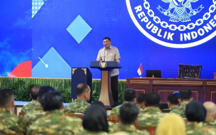 Menteri Pertahanan, Sjafrie Sjamsoeddin memberikan ceramah  dalam rangkaian Kursus Pemantapan Pimpinan Daerah (KPPD) bagi Ketua DPRD seluruh Indonesia di Akademi Militer Magelang, Sabtu (18/4).
