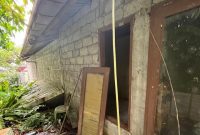 Kondisi jendela gudang sembako di  Kecamatan Selomerto, Kabupaten Wonosobo setelah dibobol pencuri.