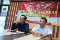 Pelaksana Harian Kasat Reskrim Polres Demak, Iptu Kuntoro (kanan) memberikan keterangan kepada awak media, di ruang gelar perkara Satreskrim Polres Demak, Selasa (21/4/2026).
