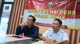 Pelaksana Harian Kasat Reskrim Polres Demak, Iptu Kuntoro (kanan) memberikan keterangan kepada awak media, di ruang gelar perkara Satreskrim Polres Demak, Selasa (21/4/2026).
