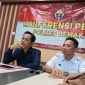 Pelaksana Harian Kasat Reskrim Polres Demak, Iptu Kuntoro (kanan) memberikan keterangan kepada awak media, di ruang gelar perkara Satreskrim Polres Demak, Selasa (21/4/2026).
