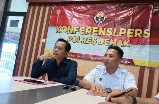Pelaksana Harian Kasat Reskrim Polres Demak, Iptu Kuntoro (kanan) memberikan keterangan kepada awak media, di ruang gelar perkara Satreskrim Polres Demak, Selasa (21/4/2026).
