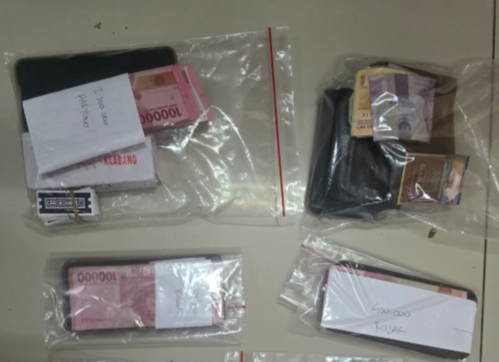Sejumlah barang bukti kasus tindak pidana perjudian yang terjadi di wilayah Kecamatan Garung. Antara lain satu set kartu remi, satu wadah kartu ceki, serta uang tunai dengan total jutaan rupiah yang berasal dari para pelaku dan taruhan permainan.
