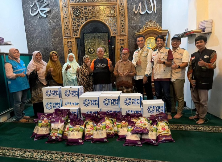 PT PLN (Persero) Unit Induk Distribusi Jawa Tengah (UID Jateng) bersama Yayasan Baitul Maal (YBM) PLN UID Jawa Tengah menyalurkan berbagai bantuan sosial bertajuk 