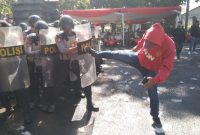 Kepolisian Resor (Polres) Demak, Jawa Tengah, menggelar simulasi Sistem Pengamanan Kota (Sispamkota) di Kantor Bupati Demak, Kamis (23/4/2026).