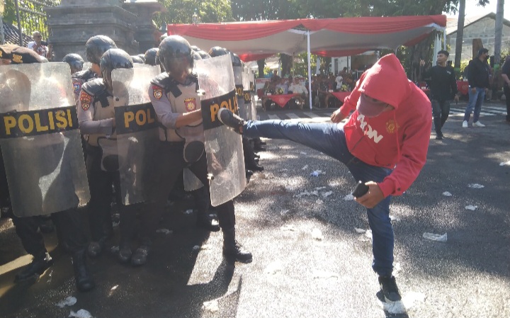 Kepolisian Resor (Polres) Demak, Jawa Tengah, menggelar simulasi Sistem Pengamanan Kota (Sispamkota) di Kantor Bupati Demak, Kamis (23/4/2026).