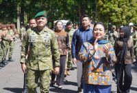 Gubernur Akmil, Mayjen TNI Rano Tilaar menerima kunjungan Ketua Komisi IV DPR RI, Ibu Siti Hediati Soeharto, beserta anggota dan staf dalam rangka memberikan pembekalan kepada Taruna Akademi TNI dan Akademi Kepolisian Tingkat III Tahun Pendidikan 2026, di Akademi Militer, Magelang, Kamis (23/4).
