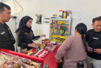 Tim Gabungan menyasar sejumlah warung kelontong dan toko yang diduga menjual rokok ilegal. 