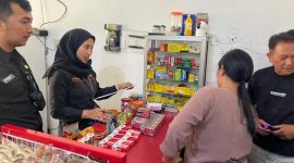 Tim Gabungan menyasar sejumlah warung kelontong dan toko yang diduga menjual rokok ilegal. 