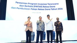 Ketua Dewan Komisioner OJK, Friderica Wisyasari Dewi bersama Menko Perekonomian, Airlangga Hartarto dan Menteri Keuangan, Purbaya Yudhi Sadewa, luncurkan Program Pintar Reksa Dana di Main Hall Bursa Efek Indonesia, Senin ( 27/4).