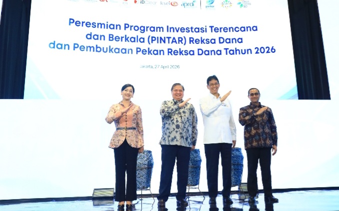 Ketua Dewan Komisioner OJK, Friderica Wisyasari Dewi bersama Menko Perekonomian, Airlangga Hartarto dan Menteri Keuangan, Purbaya Yudhi Sadewa, luncurkan Program Pintar Reksa Dana di Main Hall Bursa Efek Indonesia, Senin ( 27/4).