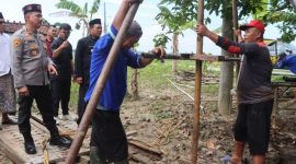 Kapolres Demak, AKBP Arrizal Samelino Gandasaputra, meninjau  pembuatan sumur bor di Dukuh Solondoko, Desa Trimulyo, Kecamatan Guntur.
