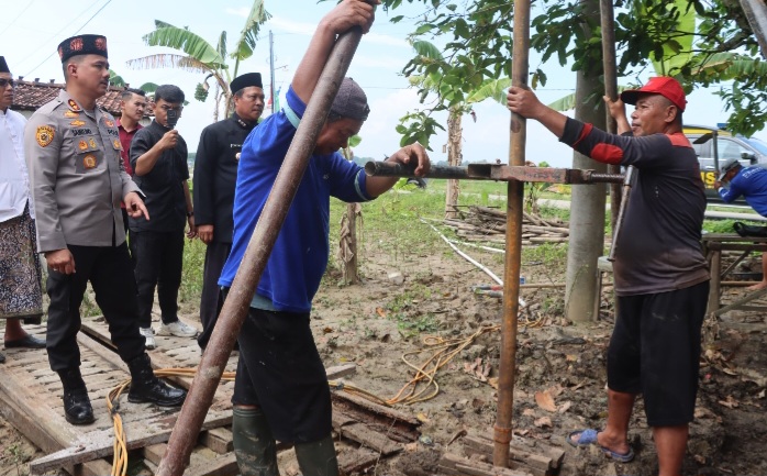 Kapolres Demak, AKBP Arrizal Samelino Gandasaputra, meninjau  pembuatan sumur bor di Dukuh Solondoko, Desa Trimulyo, Kecamatan Guntur.
