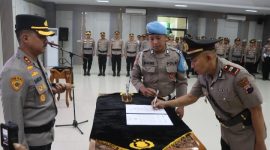 Iptu Akhmad Nurkholis (kanan) yang sebelumnya menjabat sebagai Kepala Sentral Pelayanan Kepolisian Terpadu (KA SPKT) Polres Demak, resmi dilantik sebagai Kapolsek Mijen.