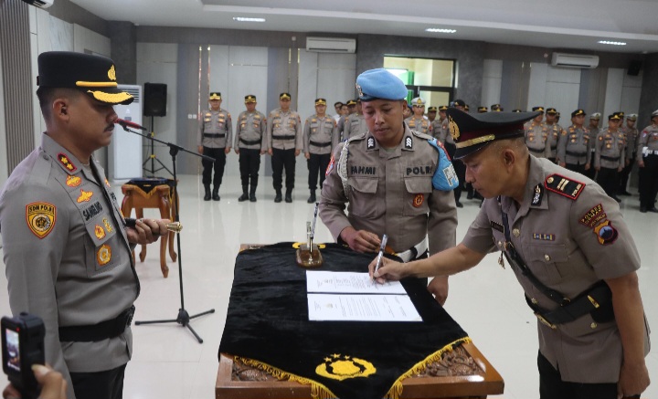 Iptu Akhmad Nurkholis (kanan) yang sebelumnya menjabat sebagai Kepala Sentral Pelayanan Kepolisian Terpadu (KA SPKT) Polres Demak, resmi dilantik sebagai Kapolsek Mijen.