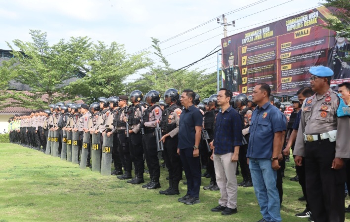 Sebanyak 250 personel Polres Demak
Siap mengamankan peringatan Hari Buruh Internasional (May Day) yang akan dipusatkan di Sport Center Demak, Jumat (1/5).