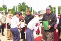 Bupati Rembang, Harno menyerahkan penghargaan kepada para siswa berprestasi diacara peringatan Hari Pendidikan Nasional (Hardiknas) 2026 di Alun-alun Rembang, Sabtu (2/5/2026).