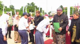 Bupati Rembang, Harno menyerahkan penghargaan kepada para siswa berprestasi diacara peringatan Hari Pendidikan Nasional (Hardiknas) 2026 di Alun-alun Rembang, Sabtu (2/5/2026).