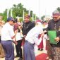 Bupati Rembang, Harno menyerahkan penghargaan kepada para siswa berprestasi diacara peringatan Hari Pendidikan Nasional (Hardiknas) 2026 di Alun-alun Rembang, Sabtu (2/5/2026).