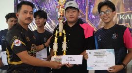 Kapolres Demak, AKBP Arrizal Samelino Gandasaputra, menyerahkan tropy sertifikat, dan uang pembinaan kepada juara turnamen e-sport Free Fire, Sabtu (2/5).