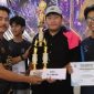 Kapolres Demak, AKBP Arrizal Samelino Gandasaputra, menyerahkan tropy sertifikat, dan uang pembinaan kepada juara turnamen e-sport Free Fire, Sabtu (2/5).