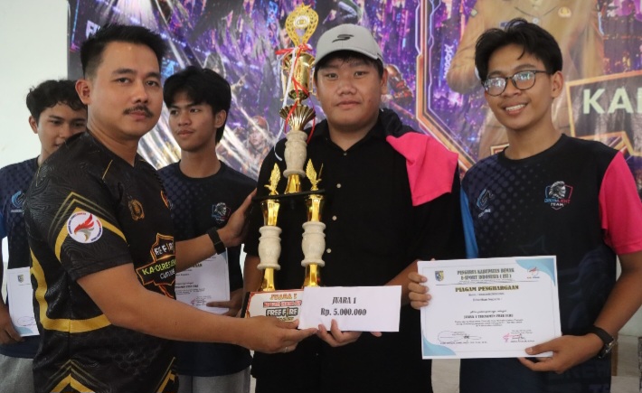 Kapolres Demak, AKBP Arrizal Samelino Gandasaputra, menyerahkan tropy sertifikat, dan uang pembinaan kepada juara turnamen e-sport Free Fire, Sabtu (2/5).