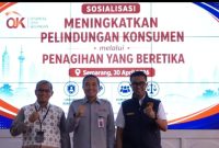 Kepala OJK Provinsi Jawa Tengah, Hidayat Prabowo (tengah) bersama Direktur Reserse Kriminal Umum Polda Jateng, Kombes Pol. Muhammad Anwar Nasir dan Direktur Pengawasan Perilaku Pelaku Usaha Jasa Keuangan OJK, Wawan Supriyanto.