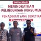 Kepala OJK Provinsi Jawa Tengah, Hidayat Prabowo (tengah) bersama Direktur Reserse Kriminal Umum Polda Jateng, Kombes Pol. Muhammad Anwar Nasir dan Direktur Pengawasan Perilaku Pelaku Usaha Jasa Keuangan OJK, Wawan Supriyanto.