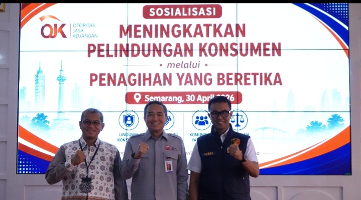 Kepala OJK Provinsi Jawa Tengah, Hidayat Prabowo (tengah) bersama Direktur Reserse Kriminal Umum Polda Jateng, Kombes Pol. Muhammad Anwar Nasir dan Direktur Pengawasan Perilaku Pelaku Usaha Jasa Keuangan OJK, Wawan Supriyanto.
