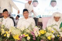 Wakil Gubernur Jawa Tengah, Taj Yasin Maimoen (tengah) menghadiri Pelantikan Jatma Aswaja Kabupaten dan Kota se-Jawa dan DIY, di Pondok Pesantren Darul Ulum, Tragung, Kecamatan Kandeman, Kabupaten Batang, Minggu (3/5/2026).
