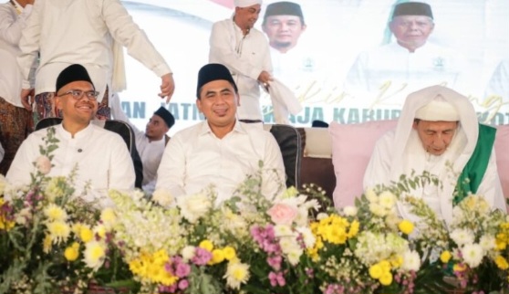 Wakil Gubernur Jawa Tengah, Taj Yasin Maimoen (tengah) menghadiri Pelantikan Jatma Aswaja Kabupaten dan Kota se-Jawa dan DIY, di Pondok Pesantren Darul Ulum, Tragung, Kecamatan Kandeman, Kabupaten Batang, Minggu (3/5/2026).