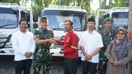 Bupati Rembang, Harno, menyerahkan bantuan truk dari pemerintah pusat untuk 13 Koperasi Desa Merah Putih (KDMP).