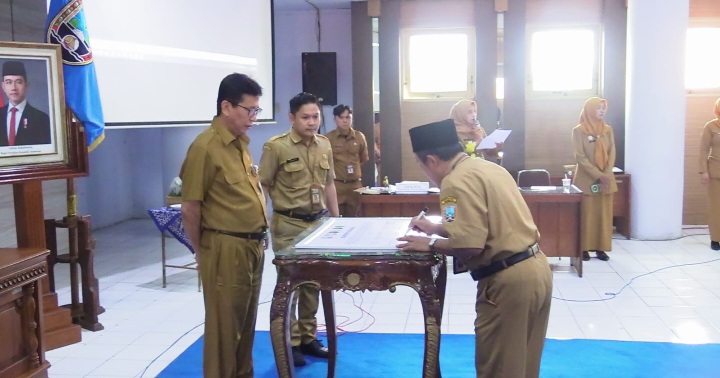 Penandatanganan penguatan pelaksanaan SPMB online, digelar di Aula Lantai 4 Kantor Bupati Rembang, Senin (4/5/2026).