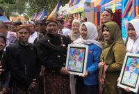 Bupati Rembang, Harno foto bersama para pelajar SMP Negeri 1 Sulang, usai upacara peringatan Hari Pendidikan Nasional (Hardiknas), di Alun-Alun Rembang, Sabtu (2/5/2026).