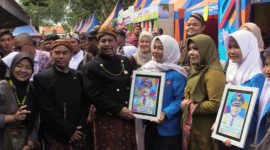 Bupati Rembang, Harno foto bersama para pelajar SMP Negeri 1 Sulang, usai upacara peringatan Hari Pendidikan Nasional (Hardiknas), di Alun-Alun Rembang, Sabtu (2/5/2026).
