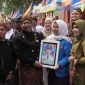 Bupati Rembang, Harno foto bersama para pelajar SMP Negeri 1 Sulang, usai upacara peringatan Hari Pendidikan Nasional (Hardiknas), di Alun-Alun Rembang, Sabtu (2/5/2026).