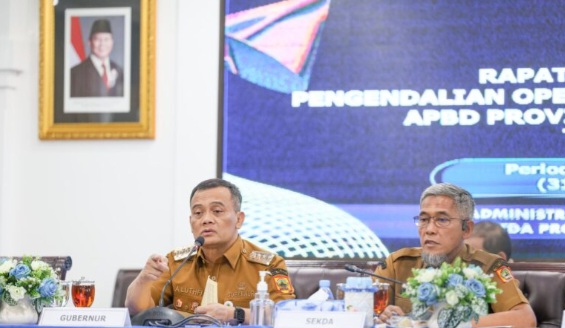 Gubernur Jawa Tengaj, Ahmad Luthfi (kiri) saat rapat koordinasi Pengendalian Operasional Kegiatan (POK) Triwulan I 2026, di Kantor Gubernur Jawa Tengah, Senin (4/5/2026).
