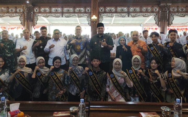 Kepala BNNP Jawa Tengah, Toton Rasyid, Wakil Bupati Jepara, Muhamad Ibnu Hajar, Ketua BANN Kabupaten Jepara dan Ketua Kadin Kabupaten Jepara bersama para peserta Pemilihan Duta Anti Narkoba Pelajar Kabupaten Jepara Tahun 2026.