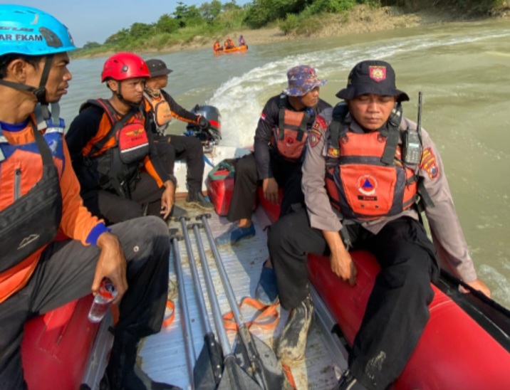 Tim SAR gabungan menyusuri sungai Lusi mencari Yusuf Afandi/AF (24), warga Godong Grobogan yang pada Senin (4/5/26) dilaporkan hanyut di sungai Lusi yang berada di dusun Brakas desa Terkesi, Klambu, Grobogan.