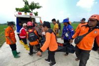 Tim SAR Gabungan sedang mengvakuasi Jasad AF yang hanyut di sungai Lusi saat berburu biawak.