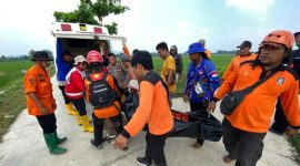 Tim SAR Gabungan sedang mengvakuasi Jasad AF yang hanyut di sungai Lusi saat berburu biawak.