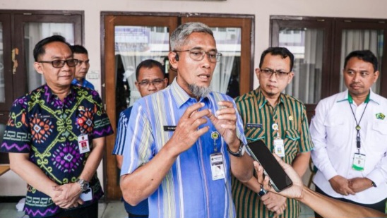 Sekda Provinsi Jawa Tengah, Sumarno, saat diwawancarai awak media dalam acara Focus Group Discussion (FGD) Finalisasi Insersi Kurikulum Pendidikan Perkoperasian, di Balai Pelatihan Koperasi dan UKM Jateng, Kota Semarang, Selasa (5/5/2026).
