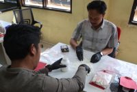 Satresnarkoba Polres Wonosobo menyita 2.476 butir pil warna putih berlogo Y dari seorang pria berinisial AAS (24), di Desa Wonolelo, Kecamatan Wonosobo Selasa, 14 April 2026.