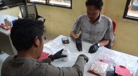 Satresnarkoba Polres Wonosobo menyita 2.476 butir pil warna putih berlogo Y dari seorang pria berinisial AAS (24), di Desa Wonolelo, Kecamatan Wonosobo Selasa, 14 April 2026.