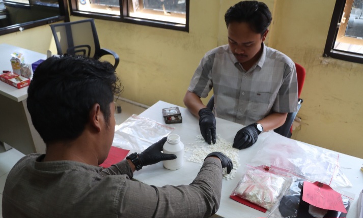 Satresnarkoba Polres Wonosobo menyita 2.476 butir pil warna putih berlogo Y dari seorang pria berinisial AAS (24), di Desa Wonolelo, Kecamatan Wonosobo Selasa, 14 April 2026.