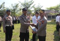 Kapolres Demak, AKBP Samelino Gandasaputra menyerahkan penghargaan pada para anggota berprestasi di Lapangan Wicaksana Laghawa Polres Demak, Kamis (7/5/2026).